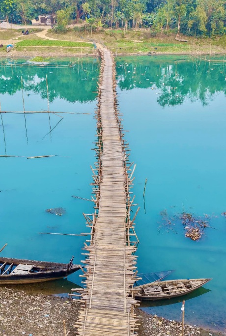 নদীর উপরে বাঁশ কাঠের তৈরি সেতু।🇧🇩