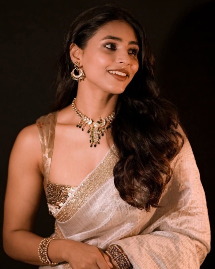 Sapthami Gowda - Indian Saree Lover - Indian Blouse Lover - Indian Blouse Fashion - Indian Saree Sondori - Indian Leady Photo - Indian Saree Shoot - Indian Saree Blouse Fashion - Indian Red Blouse Design - Indian Saree Blouse Style - Indian Saree Photoshoot