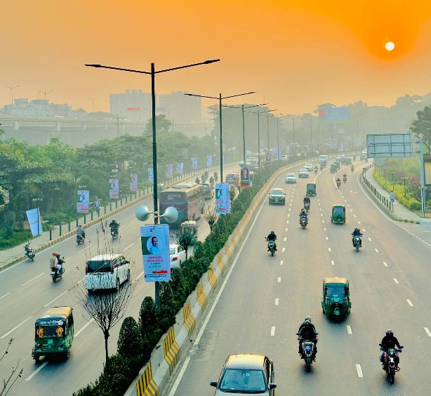 ঢাকা বিমানবন্দর সড়কের কুর্মিটোলা এলাকার শেষ বিকেলের দৃশ্য।