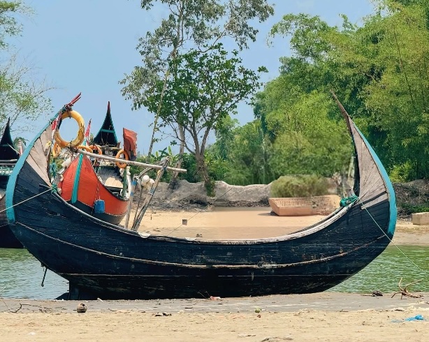 কক্সবাজারের সর্বত্র এরকম সাম্পান নৌকার সুন্দর ছবি।