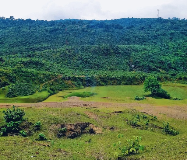 নীলাদ্রী লেকের সাথে এই সবুজ পাহাড়ের দারুণ মিতালি মুগ্ধ করে।❤️