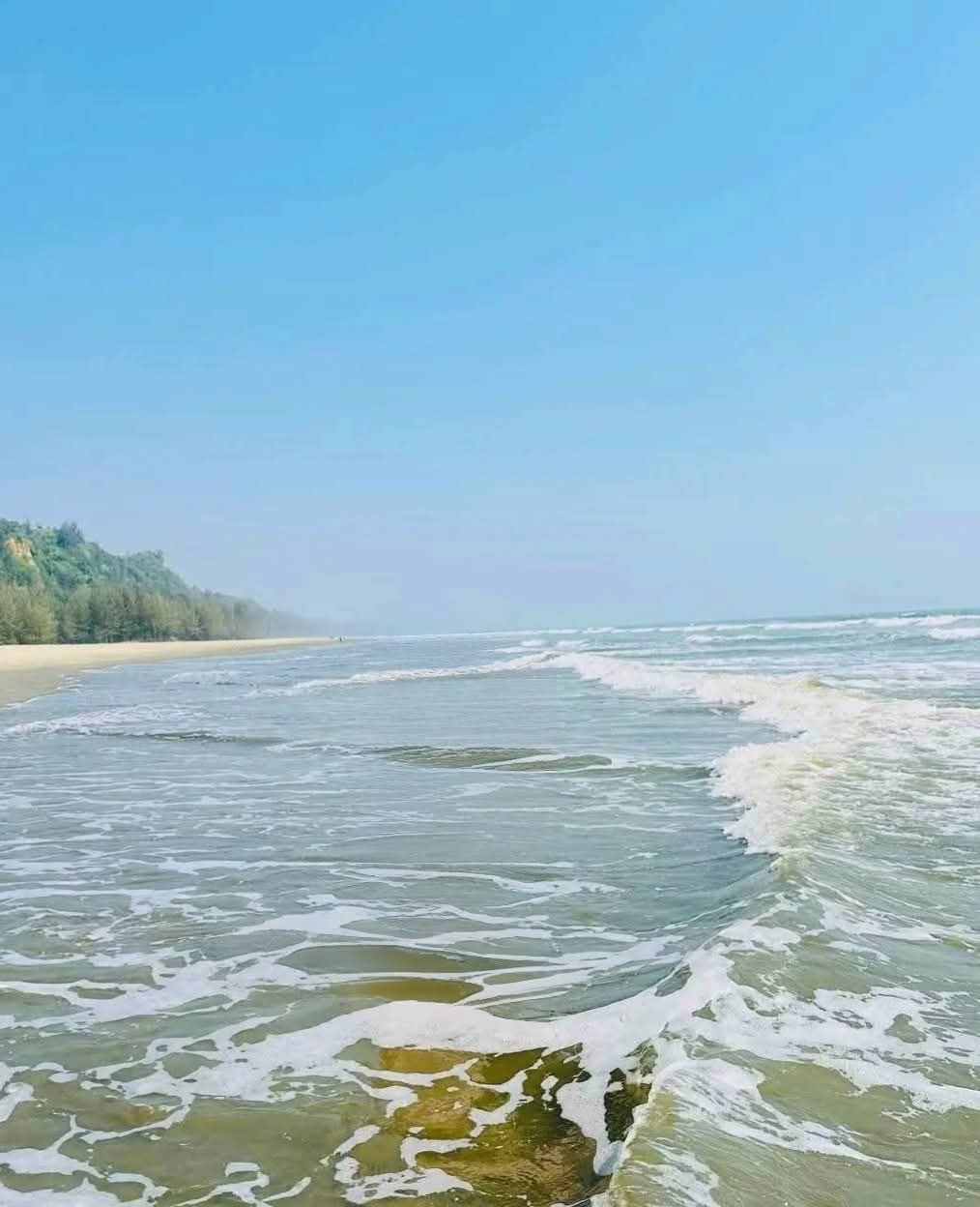 কক্সবাজার সমুদ্রসৈকতের এমন সফেদ ঢেউ দারুণ মুগ্ধ করে।❤️