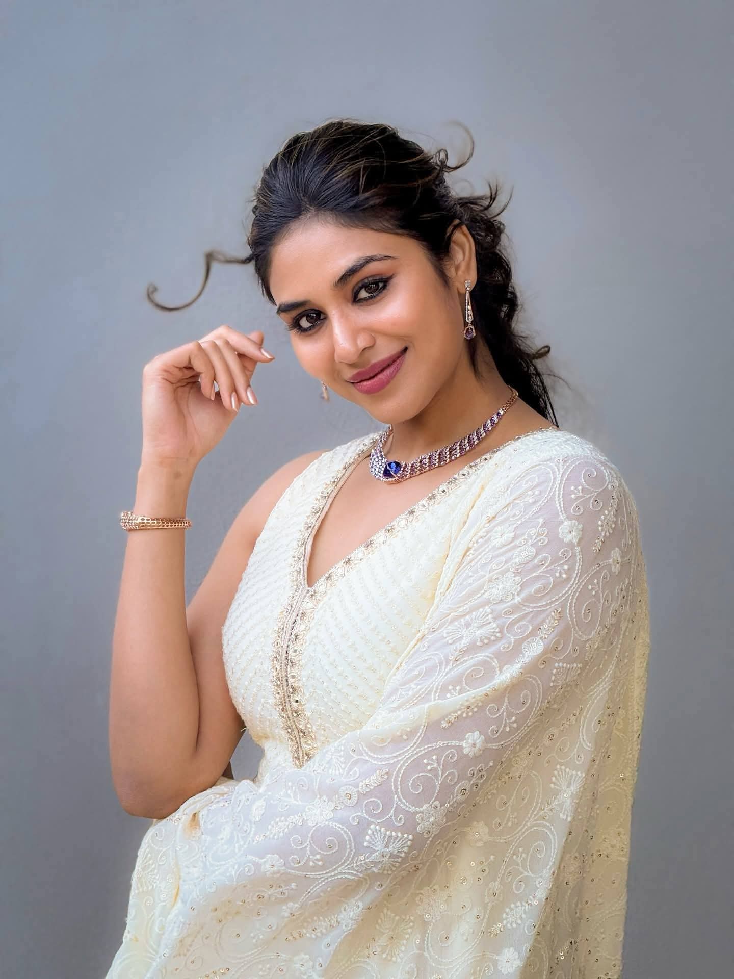 Indhuja - Indian White Saree Blouse Fashion - Indian Saree Look - Indian Saree Beauty - Indian Saree Shoot - Indian Saree River - Indian Saree Model - Indian Saree Sondori - Indian Saree Lover - Indian Saree Photoshoot - Indian Saree Lover - Indian Saree Style