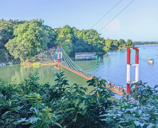 কাপ্তাই লেকের ওপর রাঙামাটির বিখ্যাত ঝুলন্ত সেতু। যেটা দেখতে যুগযুগ ধরে পর্যটকেরা রাঙামাটি ছুটে যান! ❤️