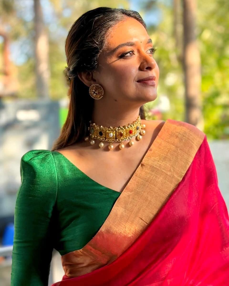 Keerthy Suresh - Indian Red Saree Green Blouse Look - Indian Saree Fashion - Indian Saree Beauty - Indian Saree Shoot - Indian Saree River - Indian Saree Model - Indian Saree Sondori - Indian Saree Lover - Indian Saree Photoshoot - Indian Saree Lover - Indian Saree Style