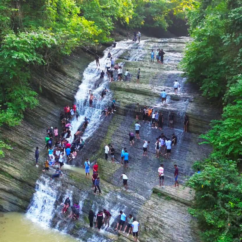 প্রকৃতির অপার সৌন্দর্যে ঘেরা রুপসী ঝর্ণা।