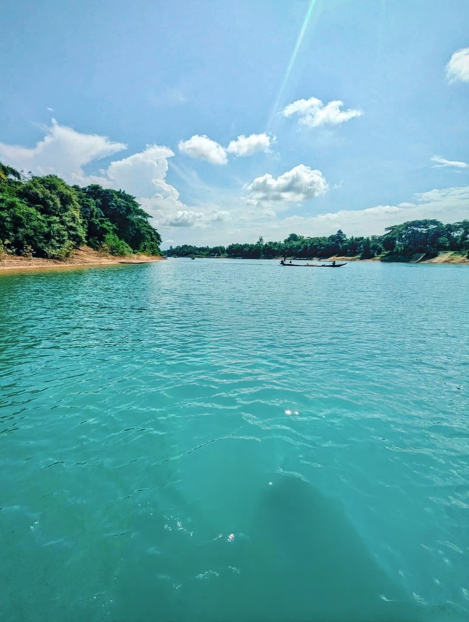 পাহাড়, আকাশে সাদা মেঘ, নীল আকাশ আর নীল পানির নদী লালাখালকে বাংলাদেশের নীলনদ হিসেবে অভিহিত করা হয়।❤️