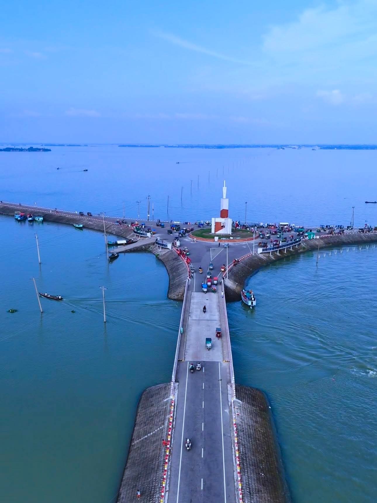 এমন চমৎকার দৃশ‍্য কেবল কিশোরগঞ্জে নয় পুরো বাংলাদেশে অদ্বিতীয় অসাধারন আর এটি হলো বর্ষায় মিঠামইন জিরো পয়েন্টের দৃশ‍্য।