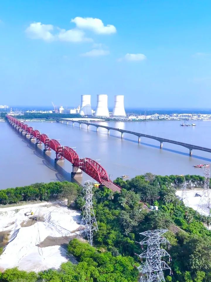 হার্ডিঞ্জ ব্রিজ লালন শাহ সেতু ও রূপপুর পারমাণবিক বিদ্যুৎ কেন্দ্রের সুন্দর দৃশ্য।