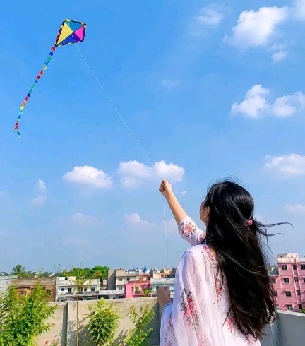আমি যতই চাই নাটাই হাতে রাখতে, ঘুড়ি তো চায় মুক্ত হয়ে পুরো আকাশে উড়ে বেড়াতে.!😅