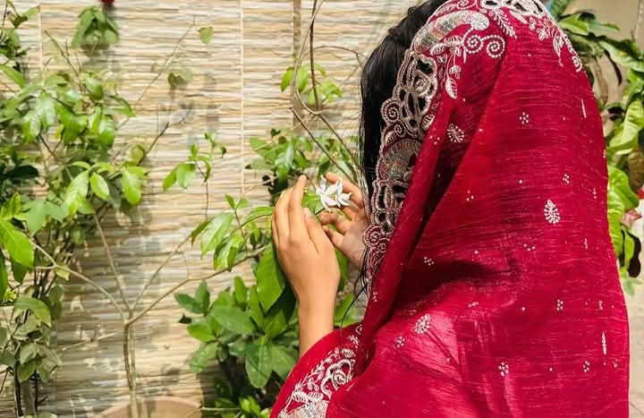 যে আপনারে ভালোবাসে না!
আপনার দুঃখও তার কাছে!
নাটক মনে হবে!💔