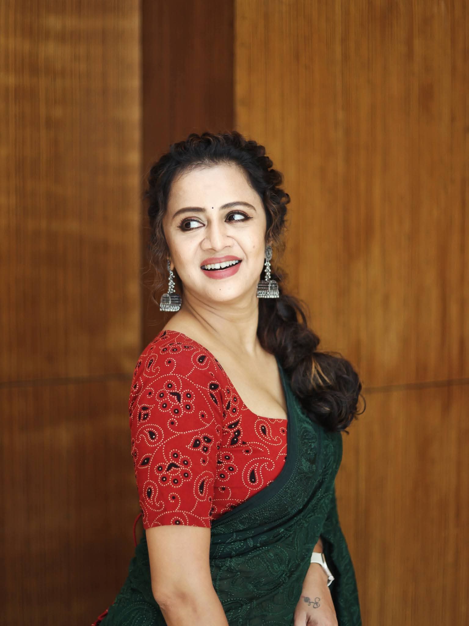 Anjana Rangan - Indian Saree Blouse Model - Indian Saree Blouse Design - Indian Saree Blouse Shoot - Indian Saree Beauty - Indian Saree Blouse Style - Indian Backless Blouse Fashion - Indian Hot Woman Photo - Indian Red Blouse Lover - Indian Saree Blouse Look - Indian Saree Photoshoot
#AnjanaRangan #Saree #Blouse #SareeLover #SareeStyle