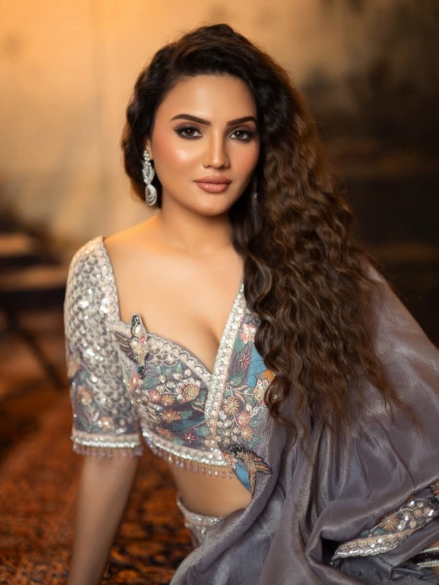 Ashna Kishore - Indian Lehenga Model - Indian Lehenga Beauty - Indian Lehenga Sondori - Indian Lehenga Lover - Indian Hot Girl Photo - Indian Lehenga Shoot - Indian Lehenga Fashion - Indian Lehenga Design - Indian Lehenga River - Indian Lehenga Look - Indian Lehenga Style - Indian Lehenga Photoshoot
#ashnakishore #Lehenga #LehengaFashion #LehengaModel #LehengaStyle #DesiVibes #PunjabiVibes #LehengaLook #diva #bollywood