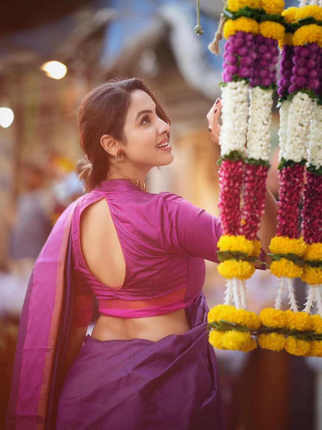 Priyanka Kholgade - Indian Backless Saree Blouse Fashion - Indian Saree Blouse Look - Indian Saree Blouse Lover - Indian Saree Blouse Beauty - Indian Saree Blouse Shoot - Indian Sexy Girl Photo - Indian Saree Blouse River - Indian Saree Blouse Model - Indian Saree Sondori - Indian Saree Blouse Style - Indian Saree Blouse Sondori - Indian Saree Blouse Photoshoot
#PriyankaKholgade #SareeStyle #Saree #BlouseFashion #SareeLover