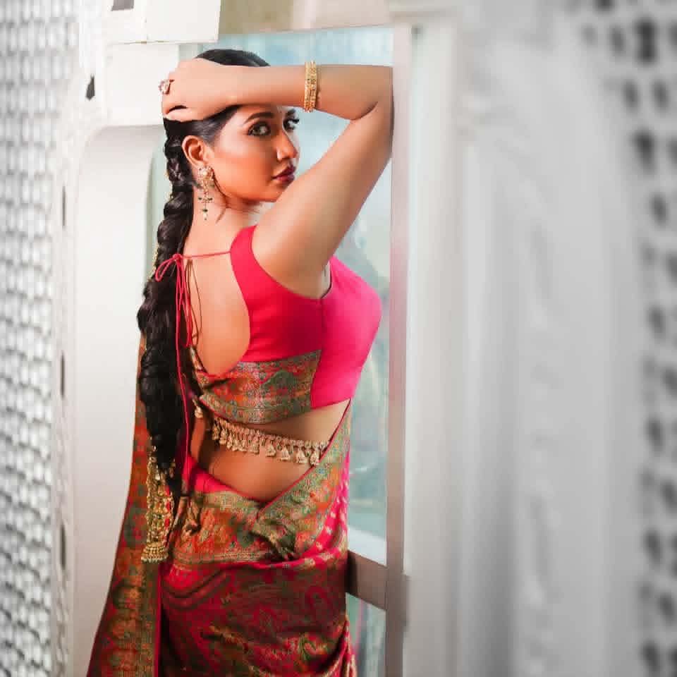 Samia Othoi beautiful saree look, Samia Othoi is a Bangladeshi beautiful ladies actor & model, Samia Othoi saree fashion