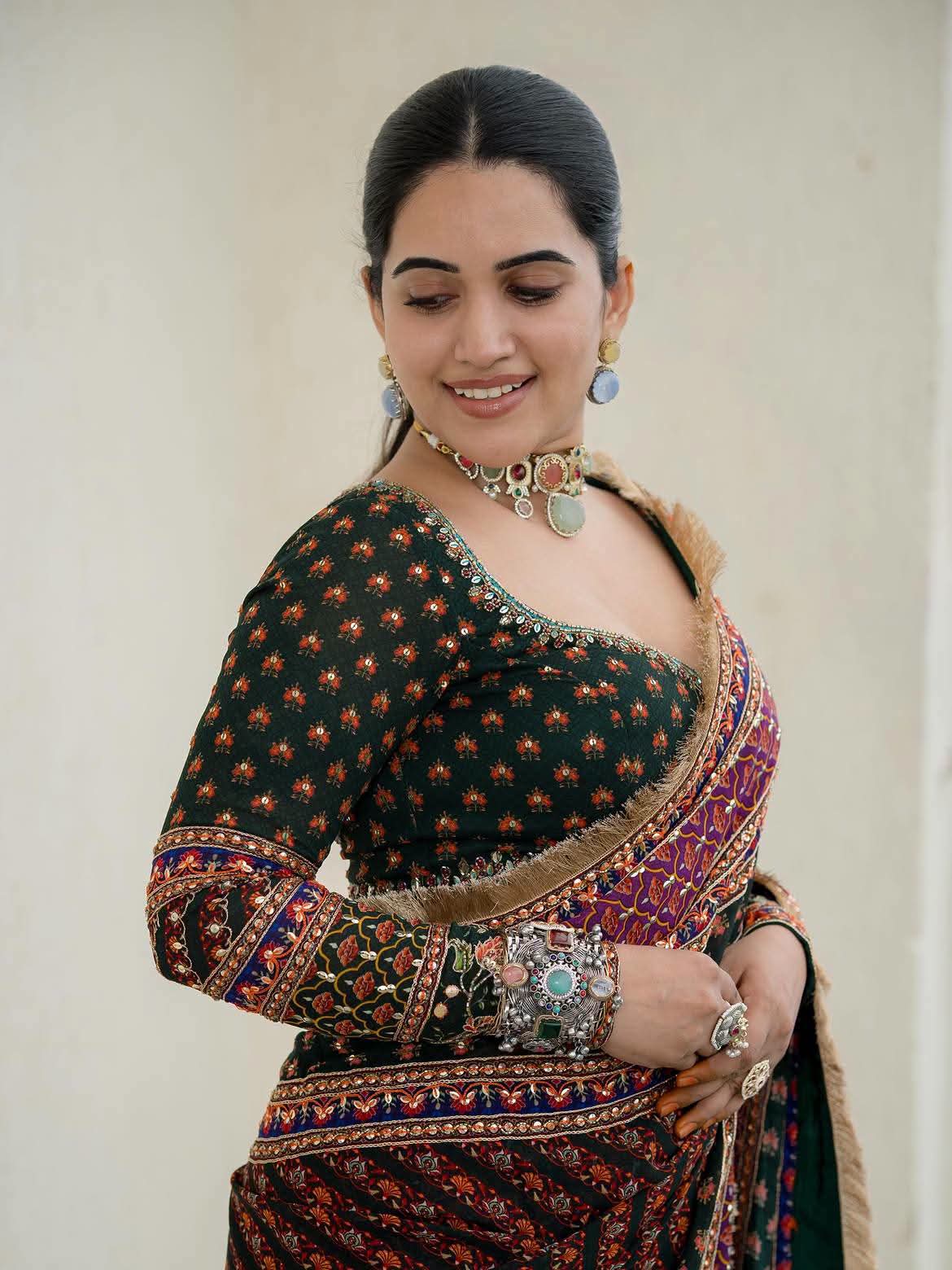 Sravanthi Chokarapu - Indian Saree Blouse Fashion - Indian Saree Blouse Look - Indian Saree Blouse Lover - Indian Saree Blouse Beauty - Indian Saree Blouse Shoot - Indian Sexy Girl Photo - Indian Saree Blouse River - Indian Saree Blouse Model - Indian Saree Sondori - Indian Saree Blouse Style - Indian Saree Blouse Sondori - Indian Saree Blouse Photoshoot
#ChaitraReddy #SareeStyle #Saree #BlouseFashion #SareeLover