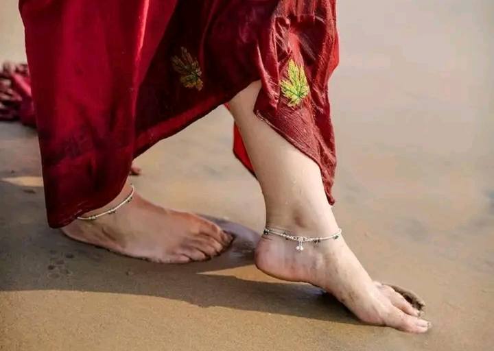 নারীর পায়ের অর্ধেক সৌন্দর্য লুকিয়ে থাকে নূপুরে, আর বাকি অর্ধেক! তার মায়াভরা পদচারণায়।✨🌸