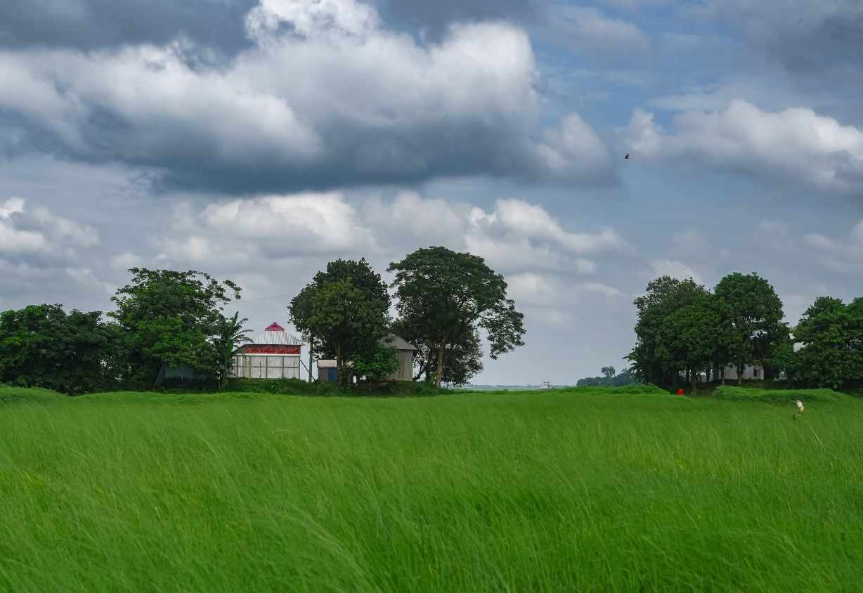 সবুজ প্রান্তরে এক টুকরো শান্তিনিবাস!