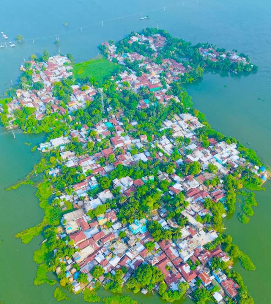 পানির মাঝে ভাসমান গ্রাম।