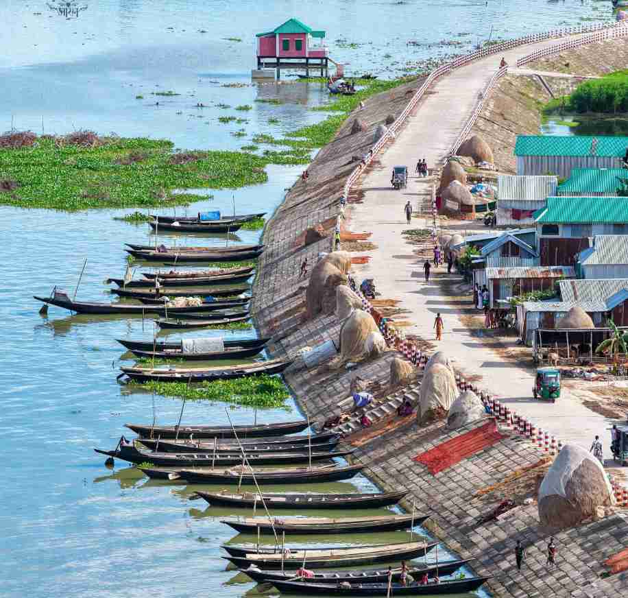 নৌকার সারিতে গ্রামবাংলা সুন্দর দৃশ্য।