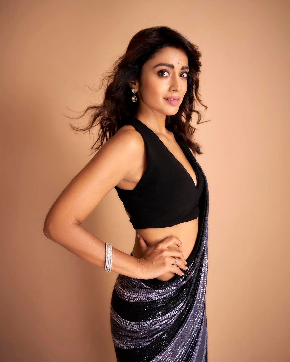 Shriya Saran - Bollywood Saree Blouse Style - Bollywood Saree Blouse Beauty - Bollywood Saree Blouse Model - Bollywood Saree Blouse Lover - Shriya Saran Hot Photo - Bollywood Saree Blouse Shoot - Bollywood Saree Blouse Sondori - Bollywood Saree Blouse Design - Bollywood Saree Blouse River - Indian Hot Lover - Bollywood Saree Blouse Look - Bollywood Saree Blouse Fashion - Bollywood Saree Blouse Photoshoot
#ShriyaSaran #saree #bollywood #blouse #SareeLover #SareeBeauties