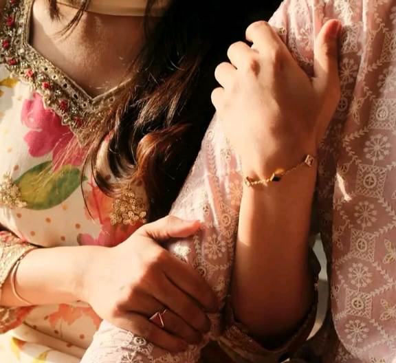 জীবন আমাদের যেখানেই নিয়ে যাক না কেন, আমি সবসময় তোমার হাত ধরে থাকব!🤎✨