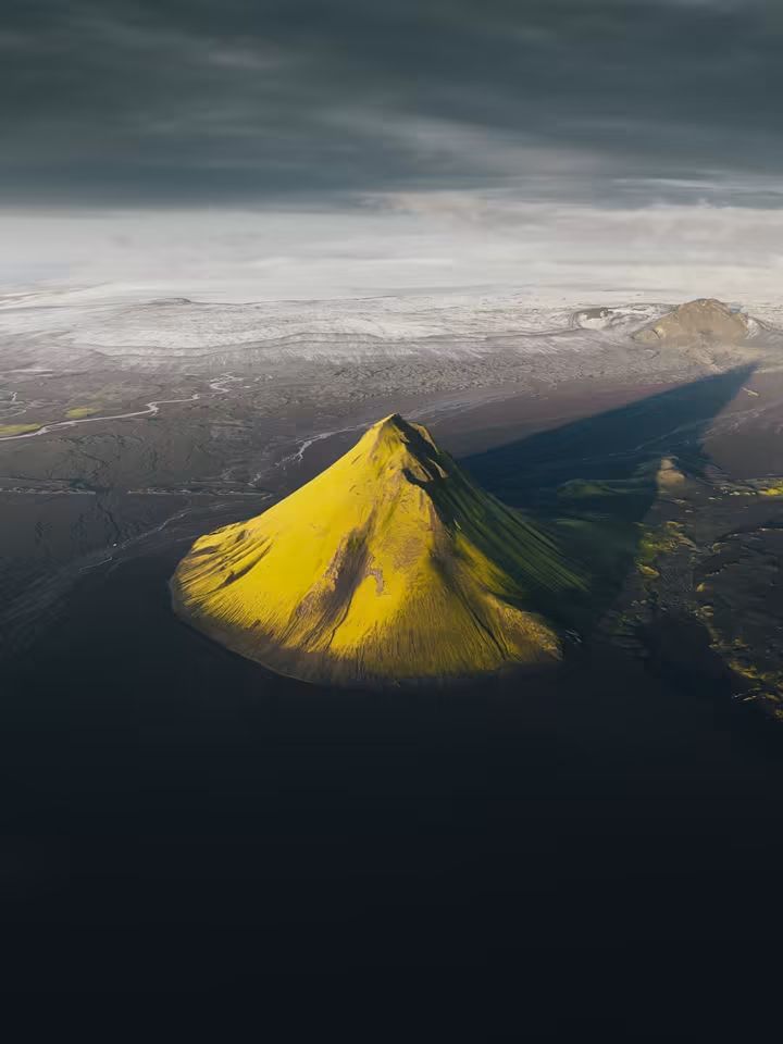 A green mountain stands alone in Iceland 🇮🇸