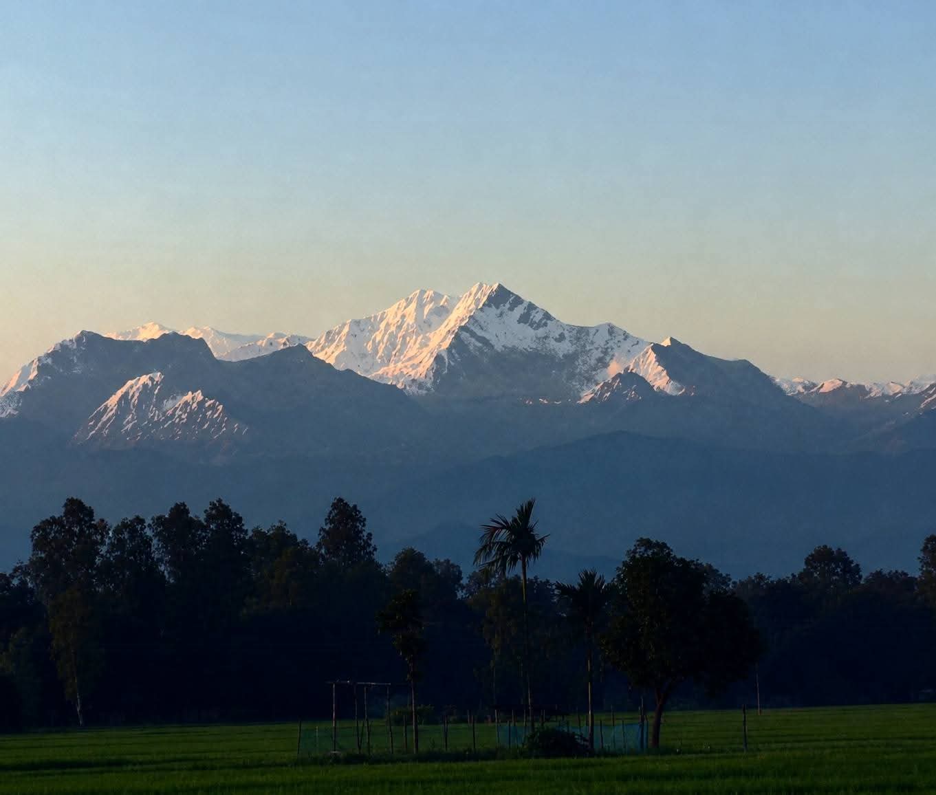 কাঞ্চনজঙ্ঘা 🏔️ হিমালয়ের পাদদেশে অবস্থিত পঞ্চগড় থেকে দেখা যায় এই সুন্দর পর্বত।