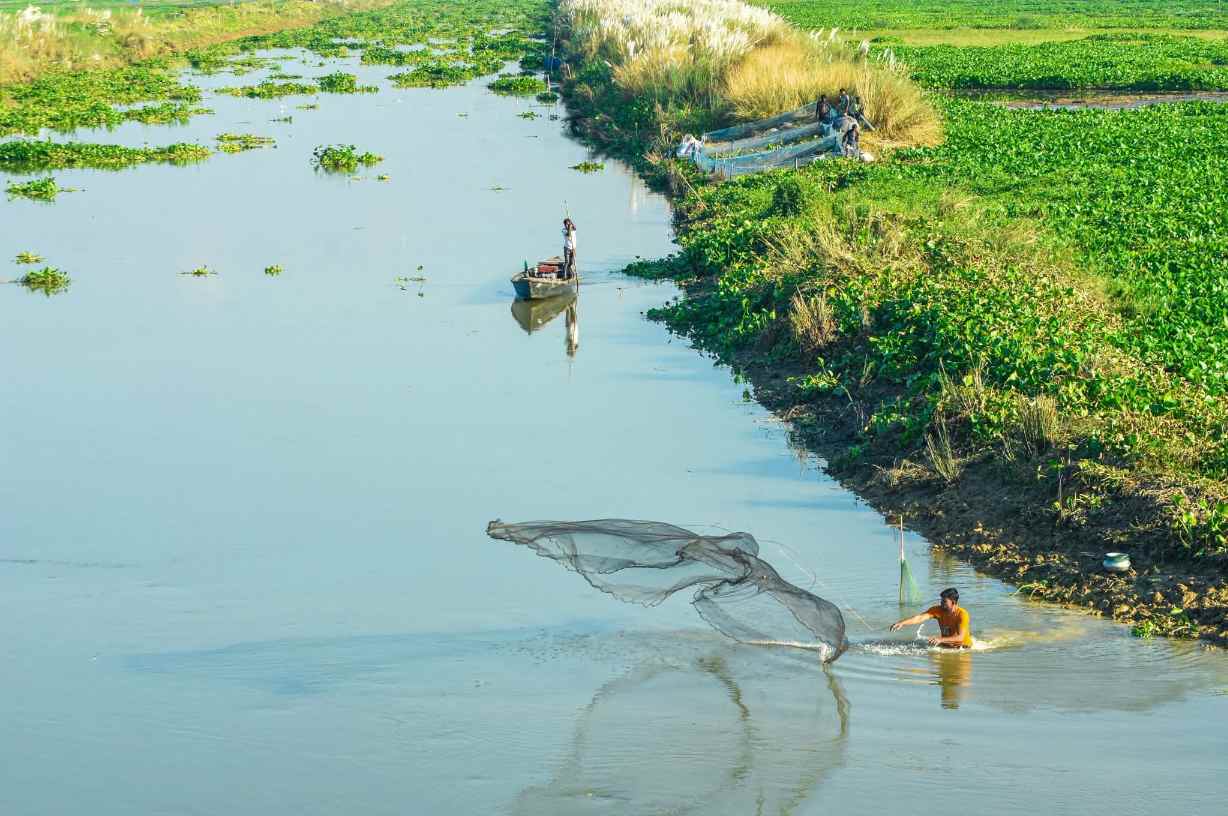 নদীর বুকে গ্রামবাংলার জীবন