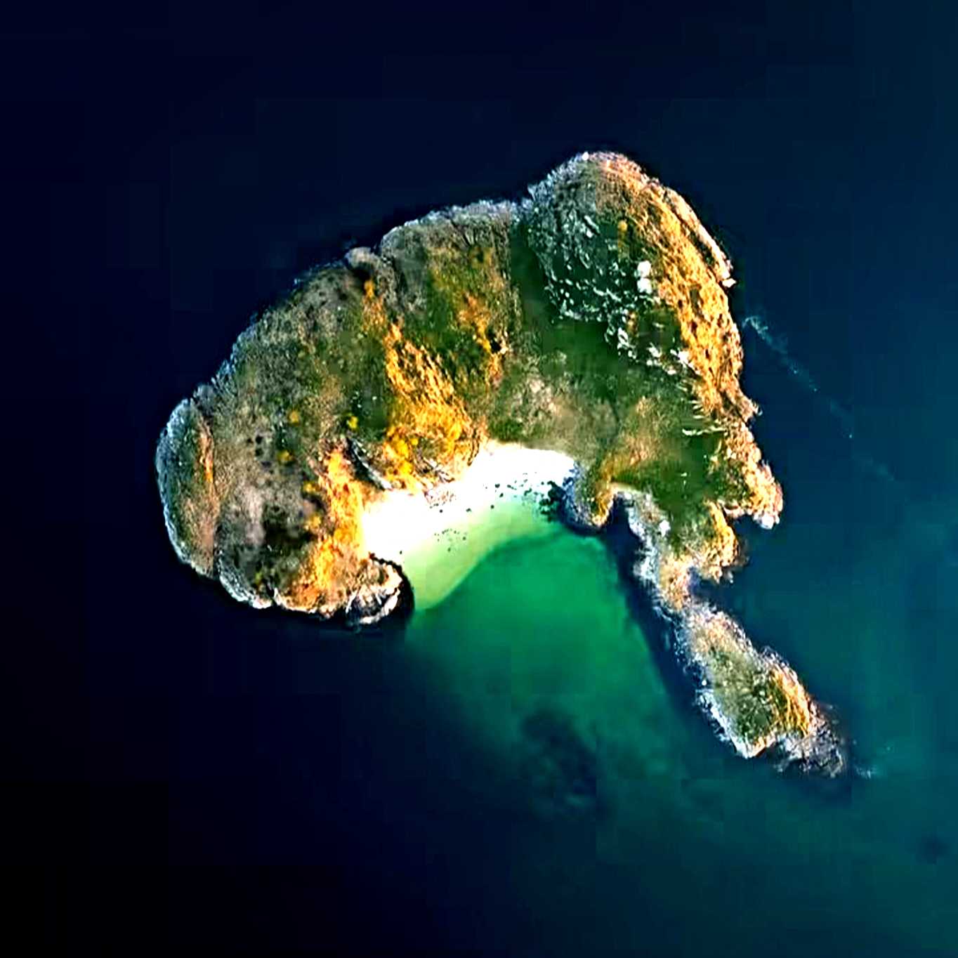 A secret beach hiding inside a Norwegian island 😮