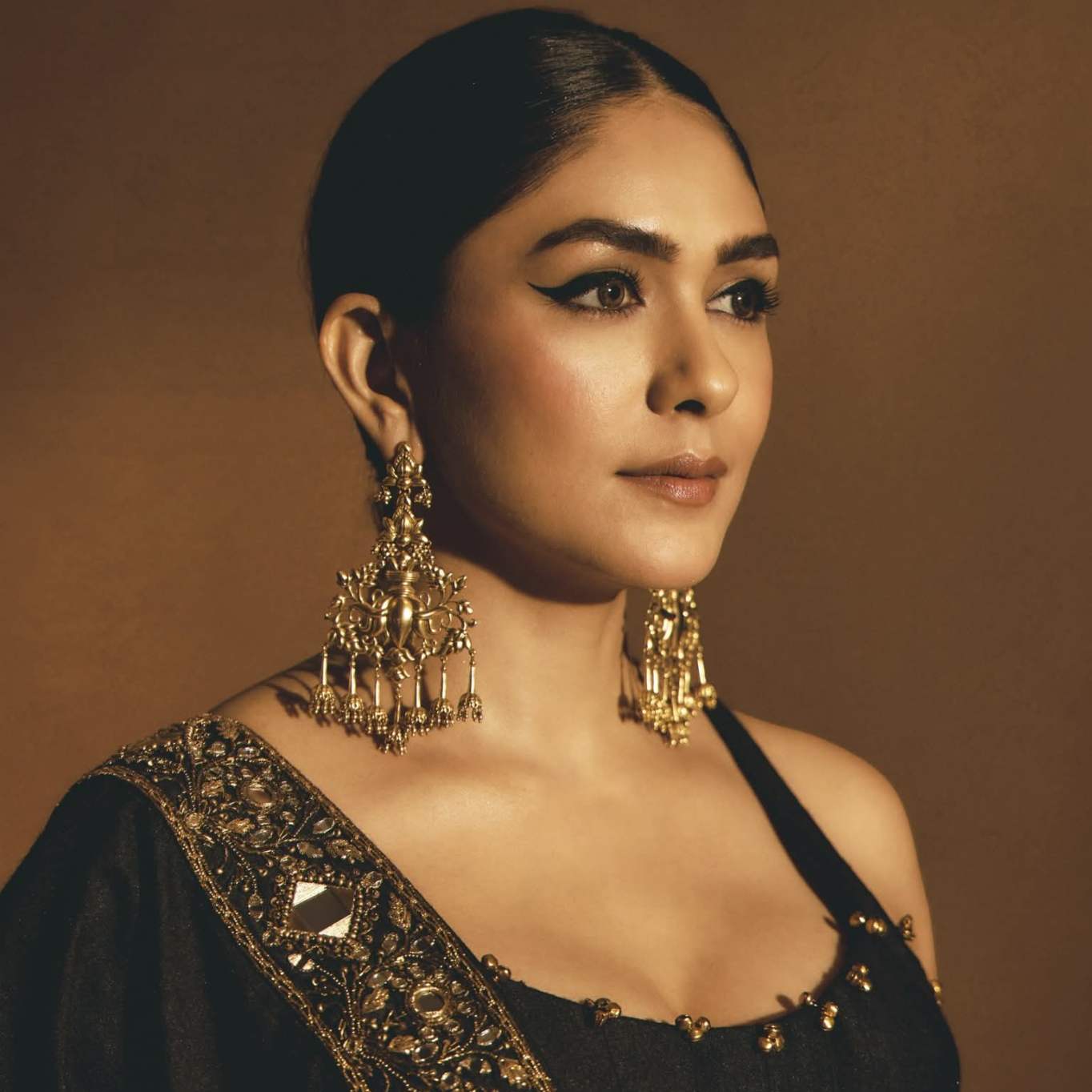 Mrunal Thakur beautiful outfits makeover - Mrunal Thakur hot photo - Mrunal Thakur HD Photo
#MrunalThakur 